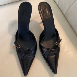 Gucci Pointed toe black leather mules